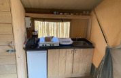 Angolo cucina nella Safari tent + toilet al Camping Jagtveld nei Paesi Bassi, con lavello e fornelli.