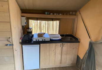 Angolo cucina nella Safari tent + toilet al Camping Jagtveld nei Paesi Bassi, con lavello e fornelli.