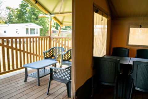 Innen- und Außenbereich eines Safarizeltes mit Terrasse und Möbeln, Camping Tussen de Diepen, Niederlande.