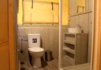 Badeværelse i safaritelten Safari tent + sanitary på Familiepark Goolderheide i Belgien med toilet og vask.