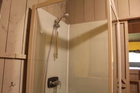 Cabina de ducha en tienda safari con baño privado en Familiepark Goolderheide, Bélgica.