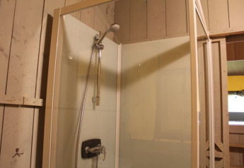 Cabina doccia in tenda safari con bagno privato al Familiepark Goolderheide, Belgio.