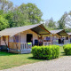 Række safari-telte med veranda og egne sanitære faciliteter på Camping Dal van de Mosbeek, Holland.