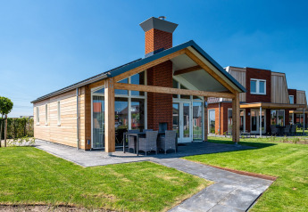 Billede af Eneva disabled lodge på Tusken de Marren i Holland med moderne arkitektur og udendørs bord.