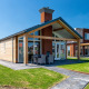 Billede af Eneva disabled lodge på Tusken de Marren i Holland med moderne arkitektur og udendørs bord.