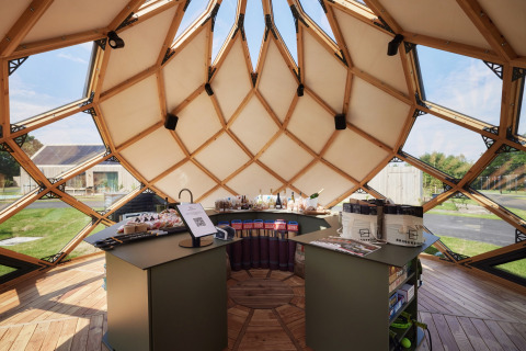 Modern kiosk in Brinckerduyn, vakantieresort in Friesland, Nederland, met unieke houten koepelstructuur