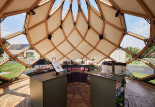 Modern kiosk in Brinckerduyn, vakantieresort in Friesland, Nederland, met unieke houten koepelstructuur