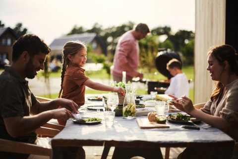 Familia disfrutando juntos de una cena al aire libre - Vodatent - Brinckerduyn - Appelscha - Frisia - Países Bajos