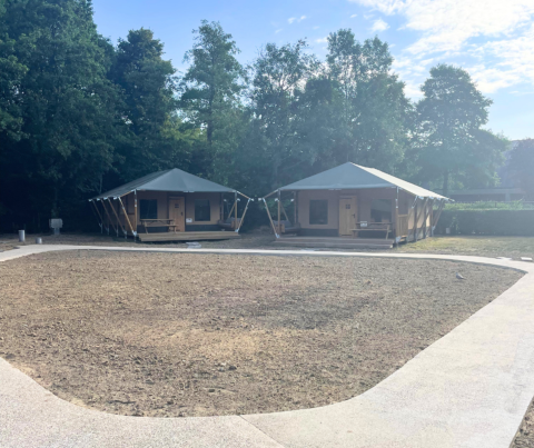 Glampingtelt Family-hytter på Urban-Gardens i Belgien med to telte omgivet af natur og stier.