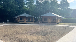Glampingtent Family lodges in Urban-Gardens, België, met twee tenten en wandelpad in natuur.