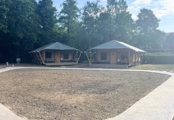 Glampingtelt Family-hytter på Urban-Gardens i Belgien med to telte omgivet af natur og stier.