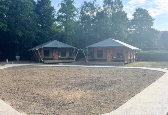 Glampingtent Family lodges in Urban-Gardens, België, met twee tenten en wandelpad in natuur.