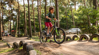 Ein Junge auf dem Mountainbike auf der Fahrradcross-Strecke im Familienpark Goolderheide, Bocholt.