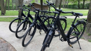 Bicicletas eléctricas, parque recreativo y natural Keuheuvel, Balen, Bélgica