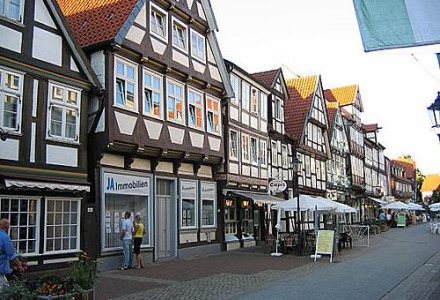 Rue avec maisons à colombages et terrasses de café à Müden/Örtze, Basse-Saxe, Allemagne.