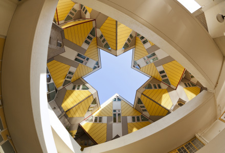 Vista hacia arriba de las famosas casas cubo amarillas en Brielle, Holanda Meridional, Países Bajos.