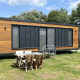Moderne tiny house lodge ved Recreation park og Marina Rhederlaagse Meren, med udendørs borde og stole.