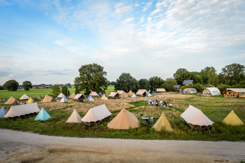 Vista panorámica de tiendas y campos verdes en Holiday Park Mölke, un parque vacacional en Overijssel, Países Bajos.