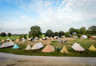Vista panorámica de tiendas y campos verdes en Holiday Park Mölke, un parque vacacional en Overijssel, Países Bajos.