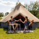 To personer nyder et måltid foran et glamping-belltelt på CharmeCamping De Regge-Vallei i Holland.