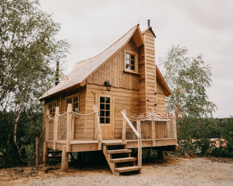 Cabaña llamada Tree House 1 en Cosy Cabins, dentro del bosque de Limburg en Bélgica.