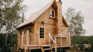 Cabaña llamada Tree House 1 en Cosy Cabins, dentro del bosque de Limburg en Bélgica.