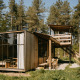 En moderne trælodge ved navn Treetrunk fra Cosy Cabins i Limburgs skov, Belgien, med store vinduer.