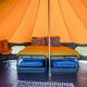 Indretning i Luxe belltent på CharmeCamping De Regge-Vallei, med komfortabel seng, stole og minikøleskab.
