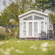 Et lille hus ved Holiday park Ackersate i Holland, omgivet af grøn natur og udendørs siddepladser.