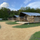 Glamping Deluxe type 2 lodge ved Holiday Park Duinhoeve i Holland, omgivet af stier og grønne områder.