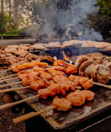 Brochetas de camarones, champiñones y verduras se asan a la parrilla en Buitengoed Ruysbos, Gelderland.