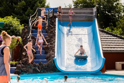 Tobogán en la piscina - Camping Vossenberg - Epe, Güeldres - Países Bajos
