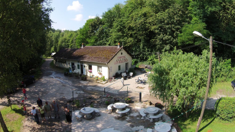 Vista aérea del Camping Les Bouleaux, un parque de vacaciones en Grand Est, Francia, rodeado de bosque y visitantes.