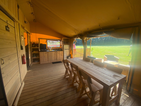 Vue sur la pelouse - Vodatent - Camping Moulin du Pommier - Saulgond- Nouvelle-Aquitaine - France.jpg