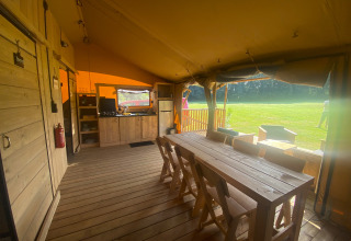 Vue sur la pelouse - Vodatent - Camping Moulin du Pommier - Saulgond- Nouvelle-Aquitaine - France.jpg