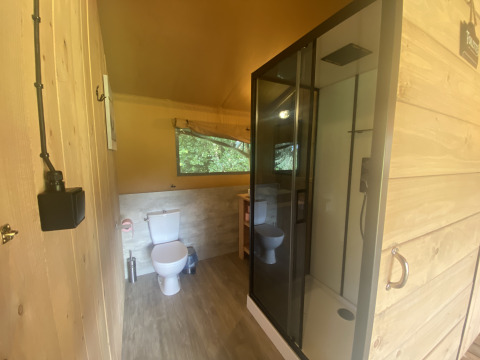 Badeværelse i safaritelt - Vodatent - Camping Moulin du Pommier - Saulgond- Nouvelle-Aquitaine - France.jpg