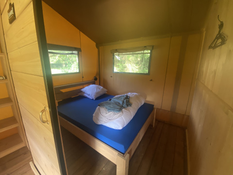 Doppelbett im Safarizelt - Voda-Tent - Camping Moulin du Pommier - Saulgond- Nouvelle-Aquitaine - Frankreich