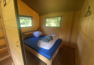 Tweepersoonsbed in safaritent - Vodatent - Camping Moulin du Pommier - Saulgond- Nouvelle-Aquitaine - Frankrijk