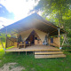 Safari-Zelt mit Holzterrasse und Sitzgelegenheiten bei Moulin du Pommier Glamping & Camping in Frankreich.