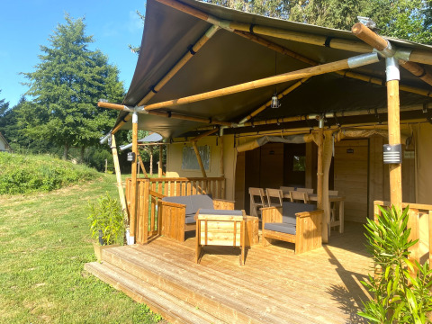 Tente safari avec terrasse privée et assises au Moulin du Pommier Glamping & Camping en France.