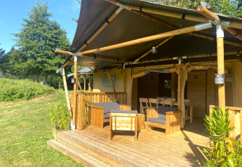Tenda safari con veranda privata e posti a sedere al Moulin du Pommier Glamping & Camping in Francia.
