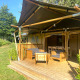 Tente safari avec terrasse privée et assises au Moulin du Pommier Glamping & Camping en France.