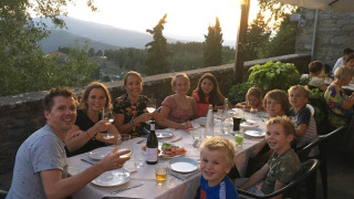Familia a la mesa larga - Voda-Tent - Camping Luna del Monte - Monte Santa Maria Tiberina - Umbría - Italia