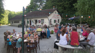 Vakantie bij Camping Les Bouleaux in Grand Est, Frankrijk, gezinnen eten gezamenlijk buiten.