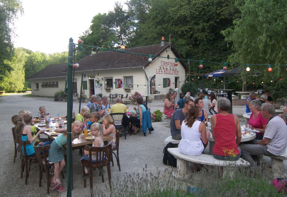 Vakantie op Camping Les Bouleaux in Grand Est, Frankrijk, gezinnen genieten samen van een maaltijd buiten.