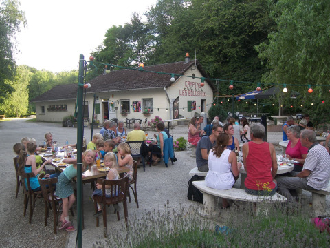 Vacaciones en Camping Les Bouleaux en Grand Est, Francia, familias disfrutando de una comida al aire libre.