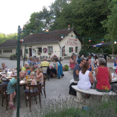 Vacaciones en Camping Les Bouleaux en Grand Est, Francia, familias disfrutando de una comida al aire libre.