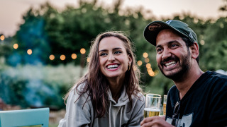 Pareja bebe cerveza - TinyParks - Cast Away - Tiengemeten - Holanda Meridional - Países Bajos