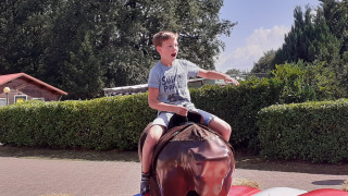 Niño pequeño en el parque infantil de Vechtvallei, Diffelen, Overijssel, Países Bajos