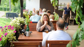 Huéspedes en la terraza del Camping Donnersberg en Gerbach, Renania-Palatinado, Alemania
